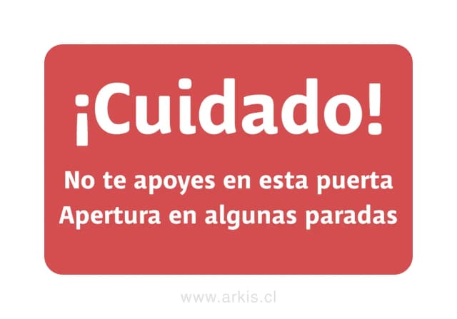 Cuidado: no te apoyes en esta puerta, se abre en algunas paradas