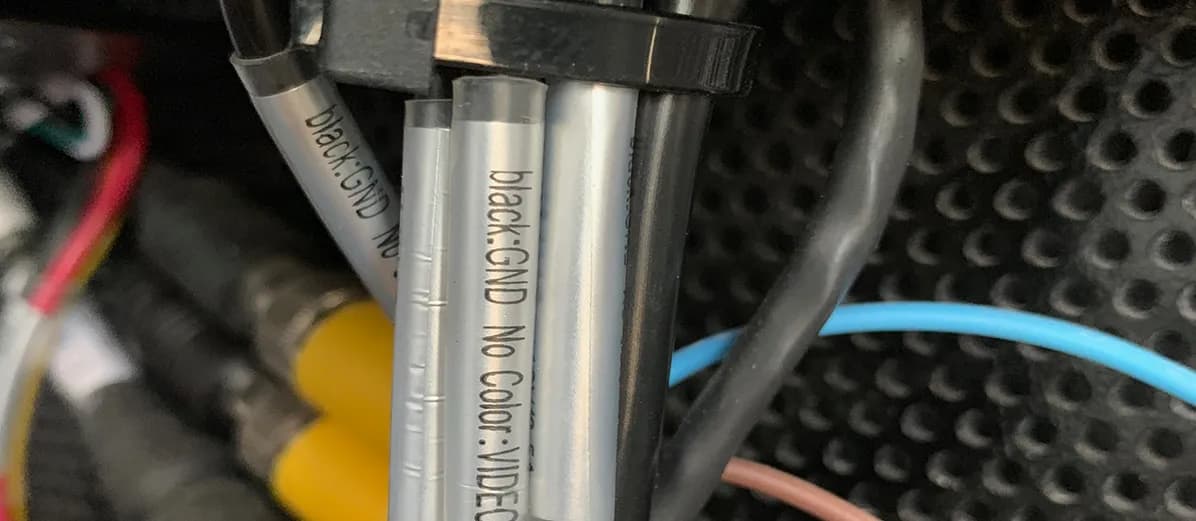 Cableado eléctrico identificado de un equipo instalado en un bus