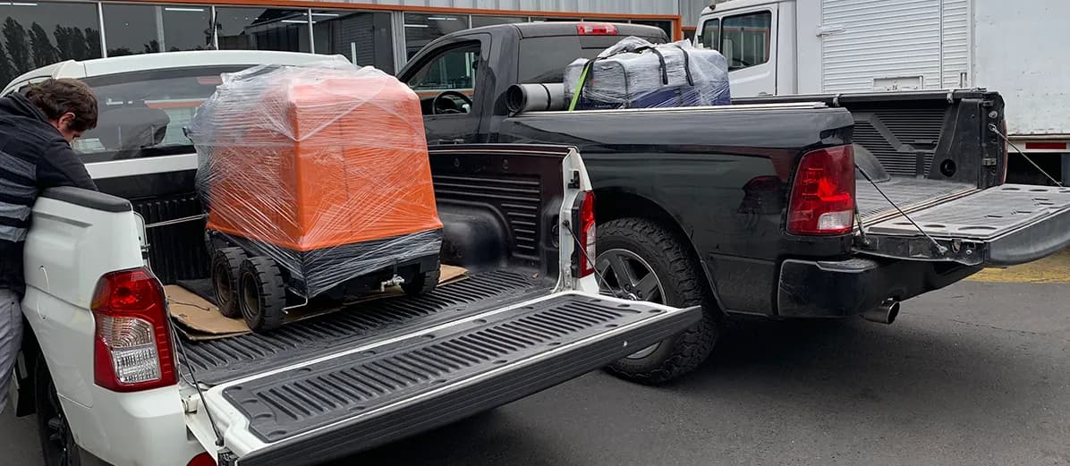 Equipos de limpieza cargados en camionetas para un servicio en terreno