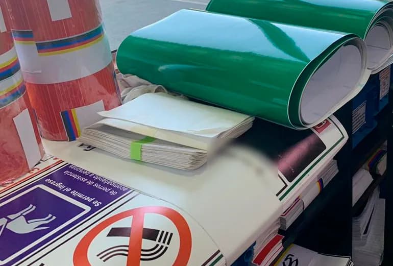Rollos de vinilo y señalética impresa para buses lista para instalar