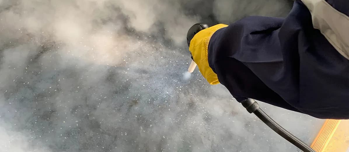 Lanza de vapor limpiando el piso del salón de pasajeros de un bus