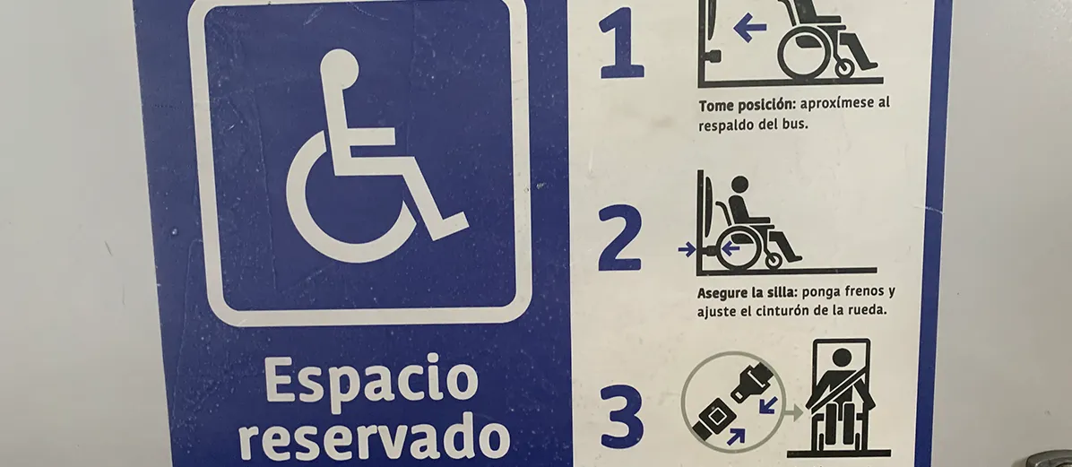 Señalética de espacio reservado para silla de ruedas instalada en un bus